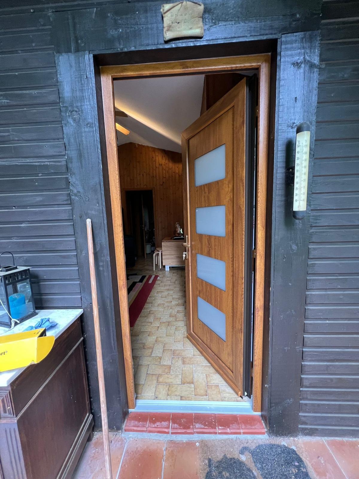 Porte d’entrée vitrée en cours de pose
