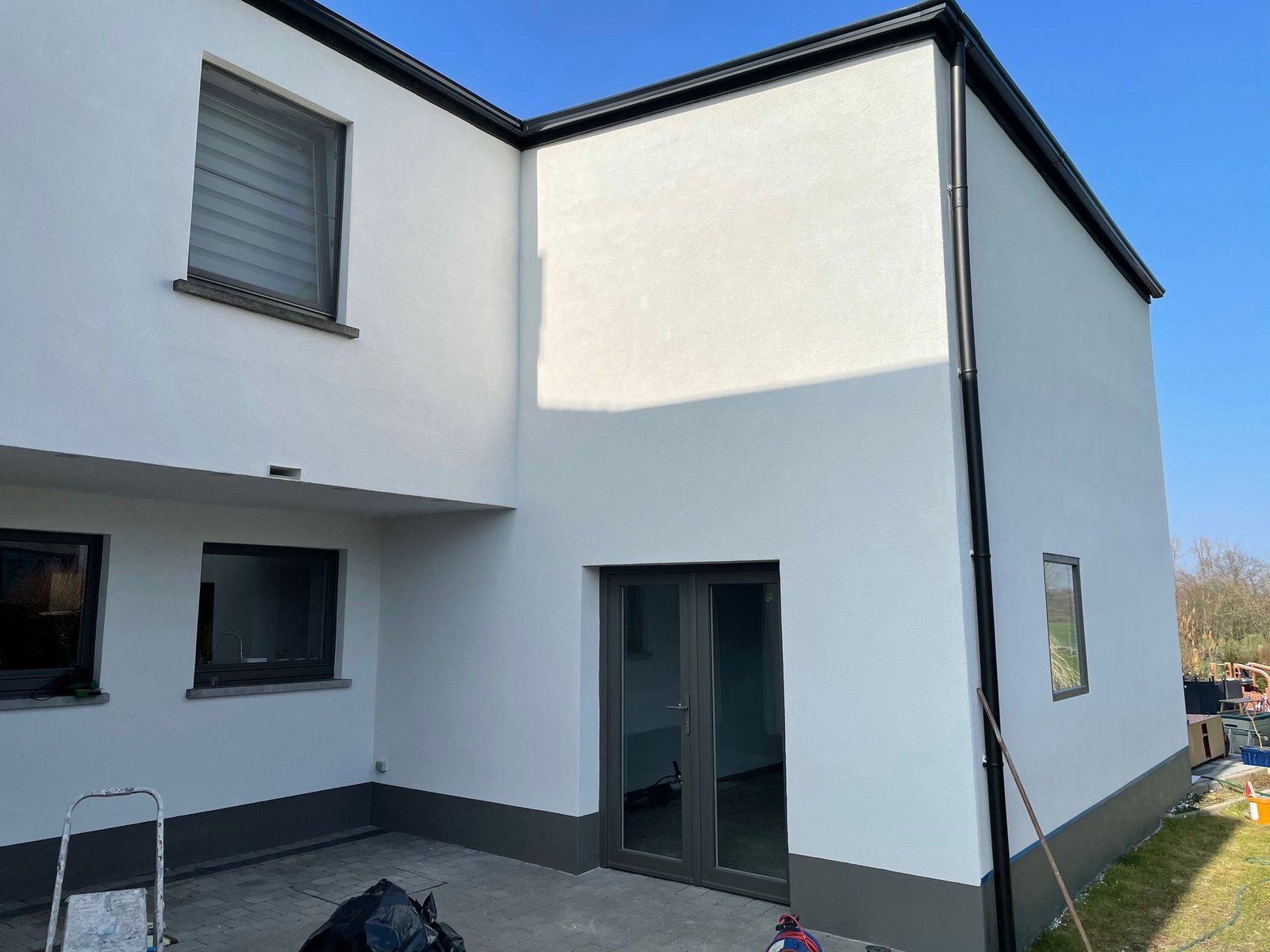 Façade blanche avec soubassement gris