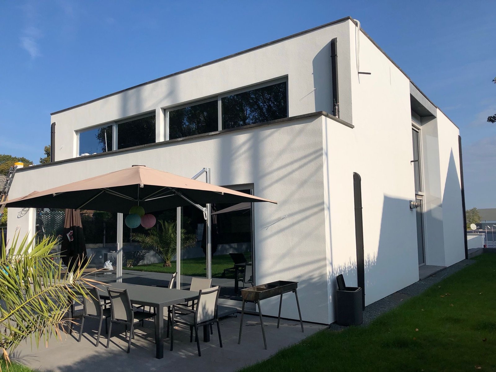 Façade claire donnant sur une terrasse
