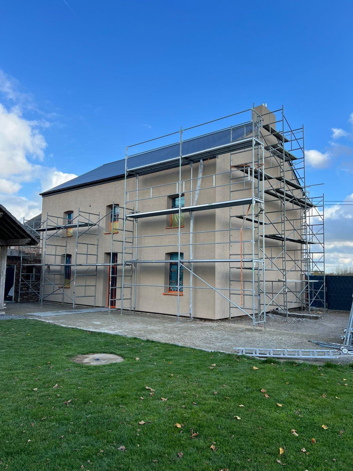 Façade entourée d’échafaudages pendant les travaux