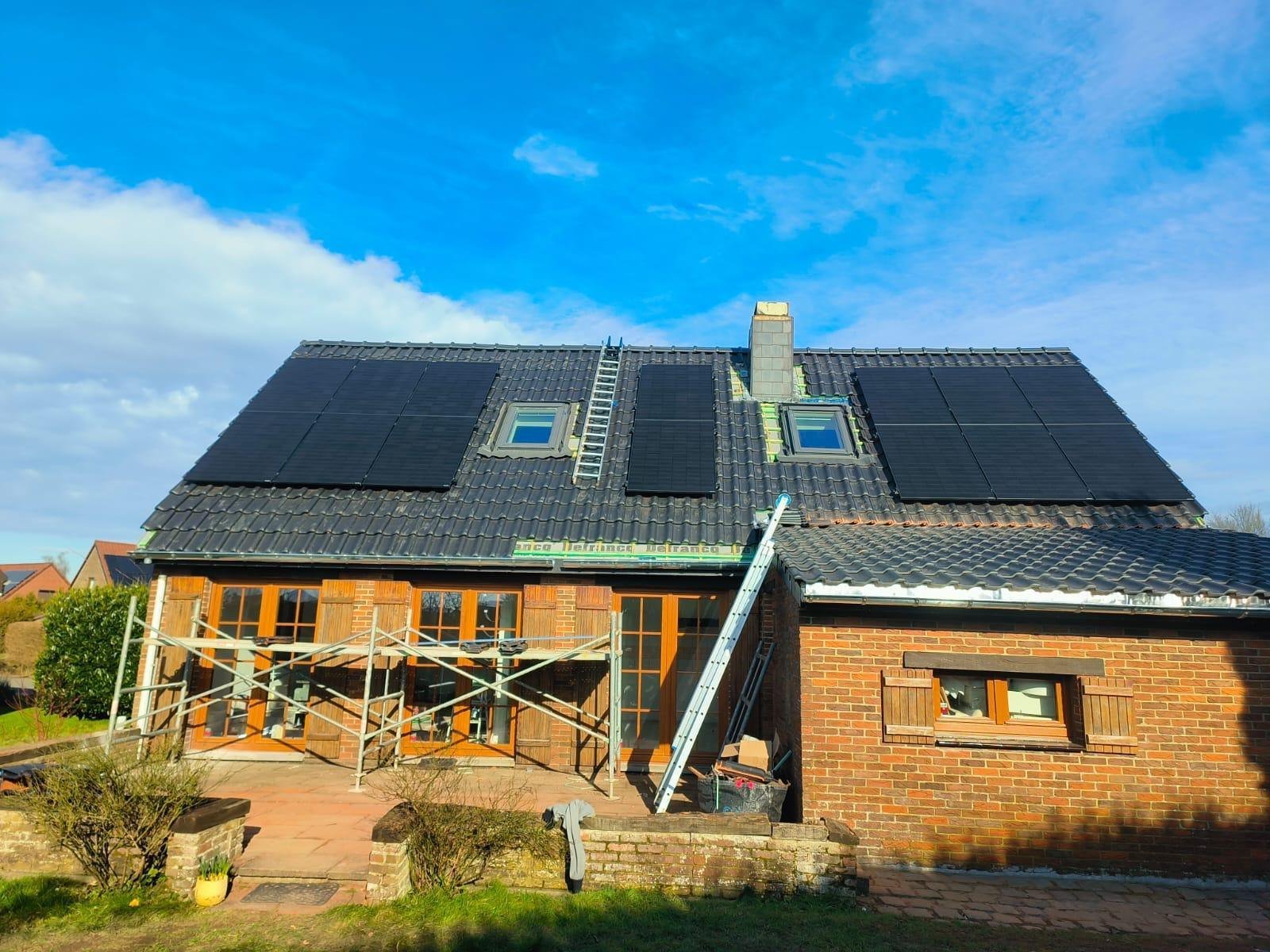 Toiture équipée de panneaux solaires