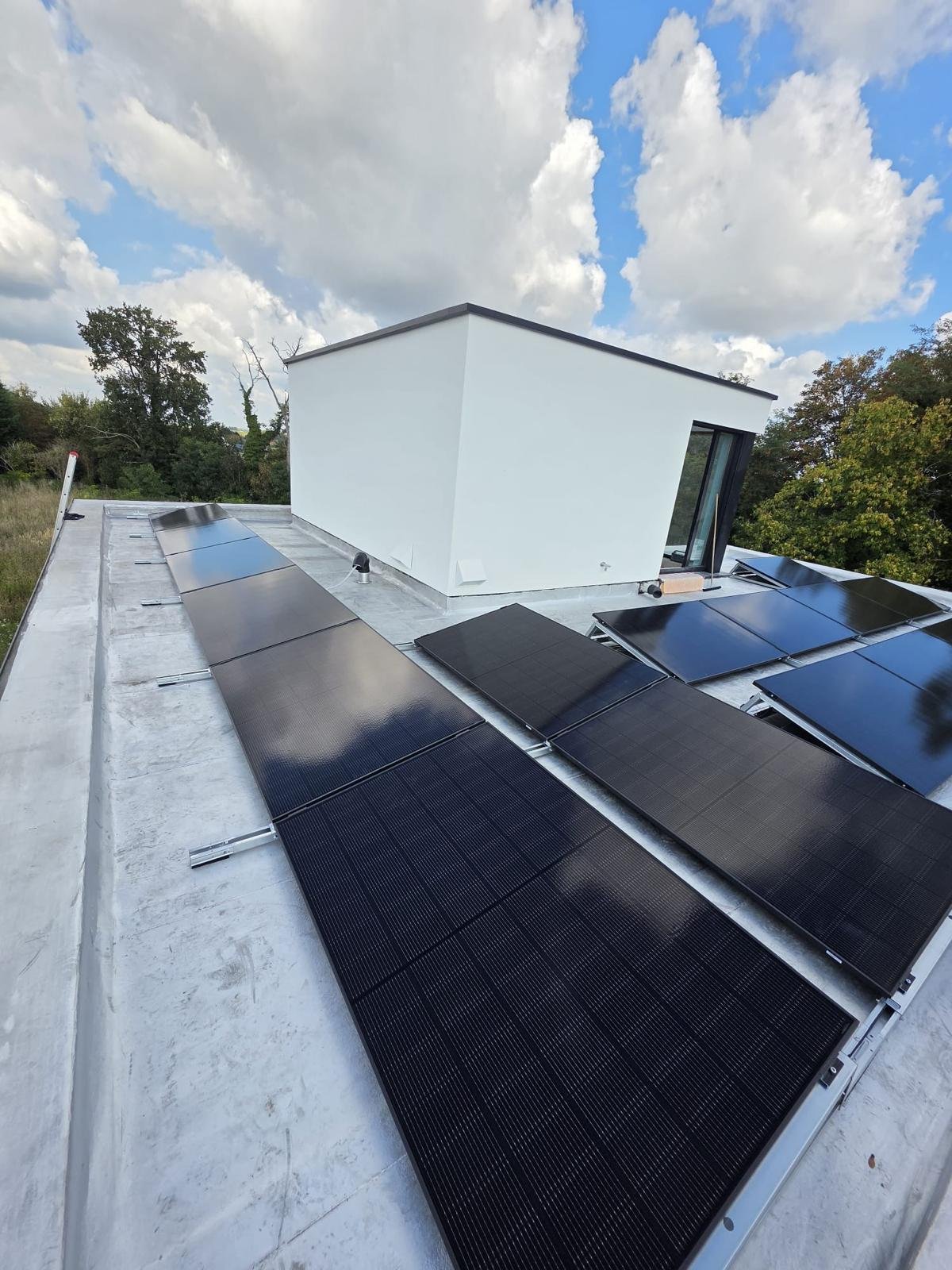 Rangées de panneaux photovoltaïques sur une toiture plate