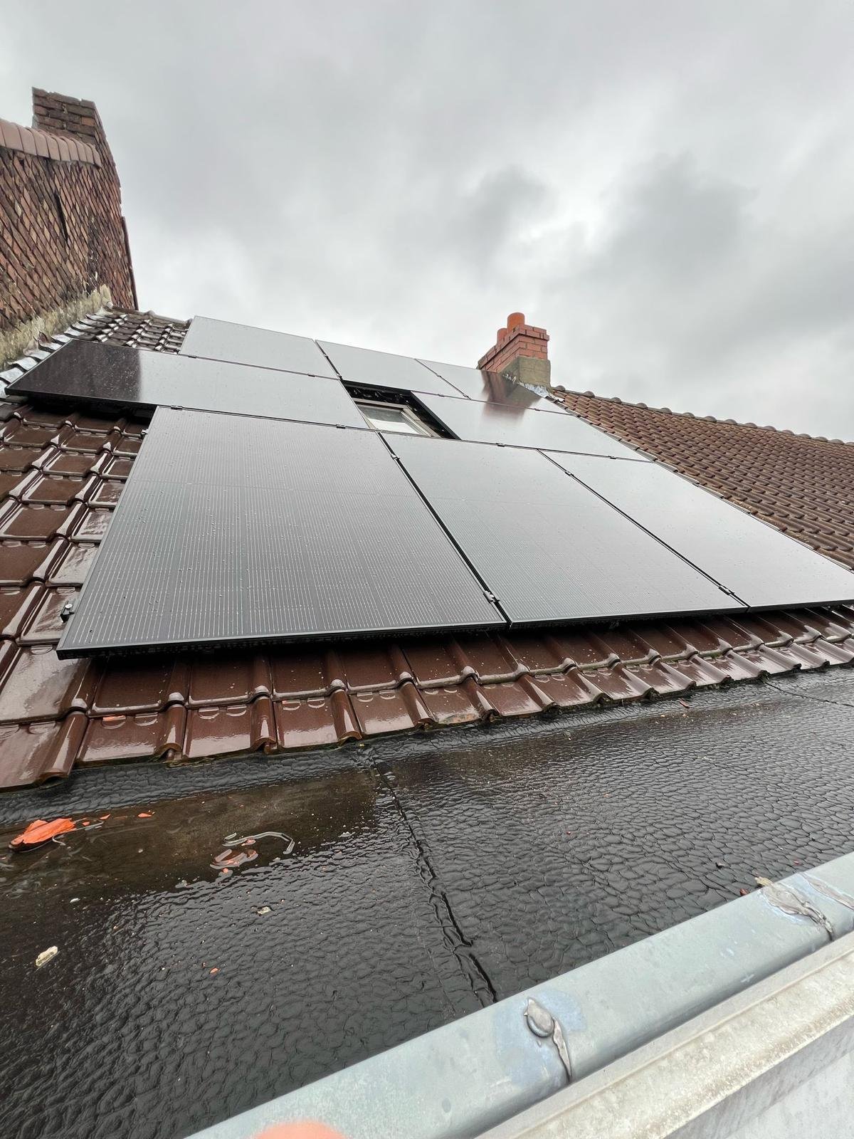 Panneaux photovoltaïques posés sur une toiture en tuiles