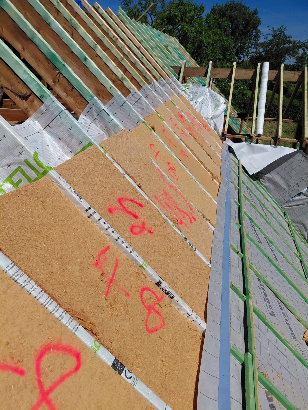 Panneaux isolants posés sur une toiture en chantier